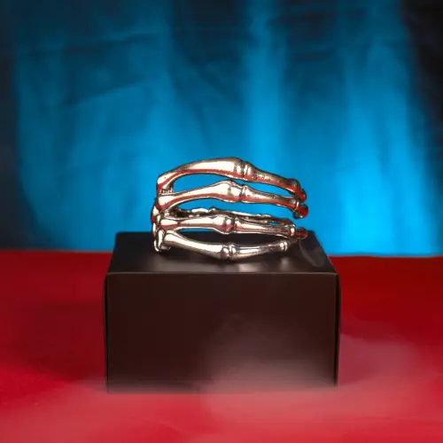 pulsera mano calavera