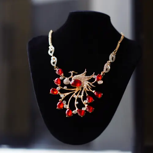 Collar Crimson Peacock